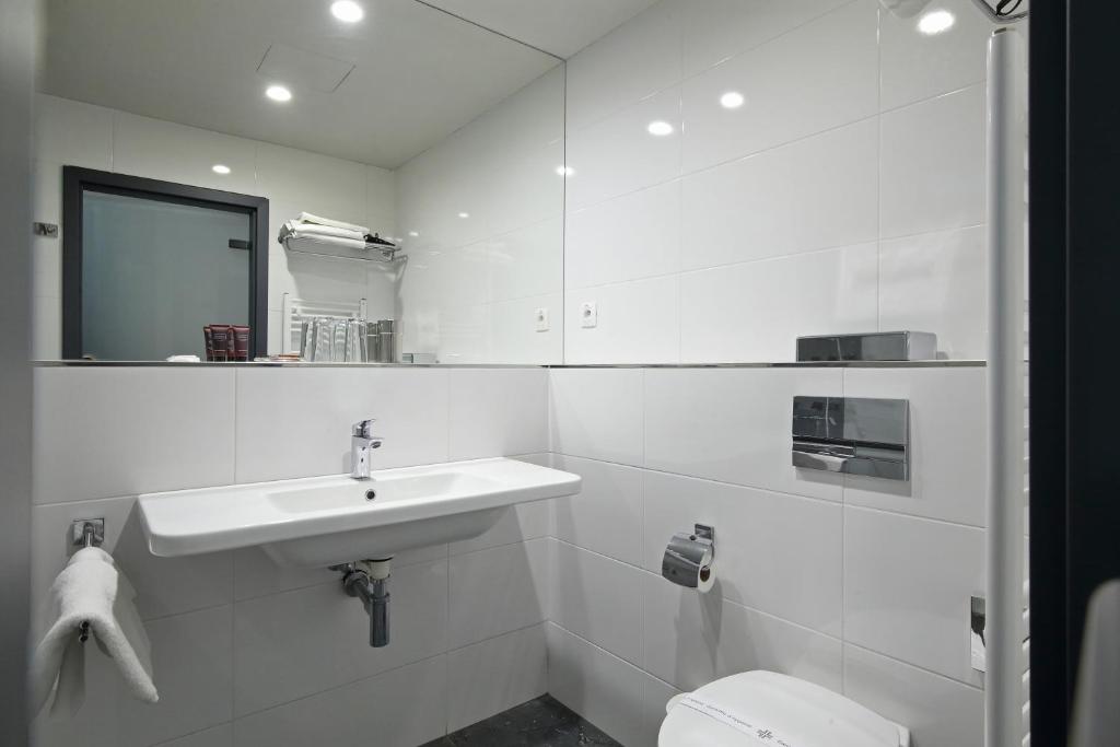 Carlsbad INN hotel & apartments - 15