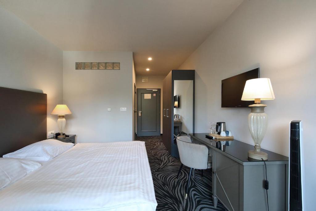 Carlsbad INN hotel & apartments - 11