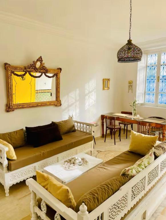 a living room with a couch and a table at Studio Authentique à Sidibousaid in Dar Salah Bey