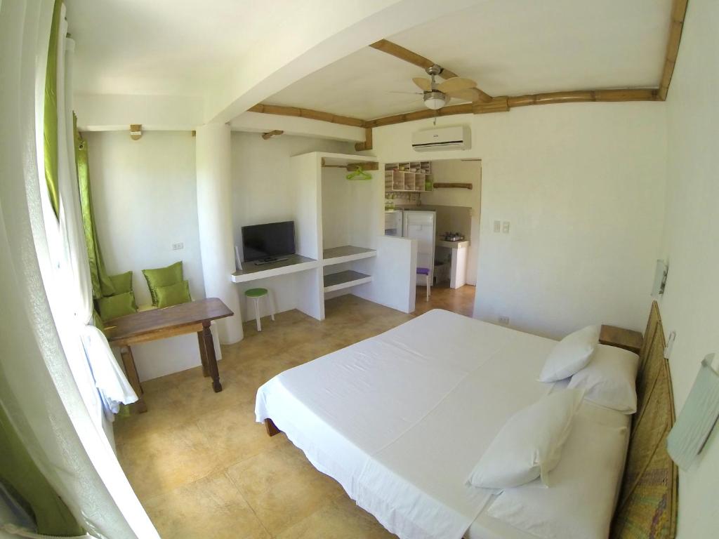 Postel nebo postele na pokoji v ubytování Lanterna Hotel Boracay