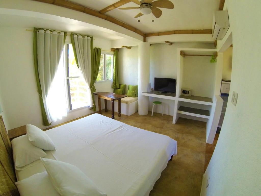 TV a/nebo společenská místnost v ubytování Lanterna Hotel Boracay