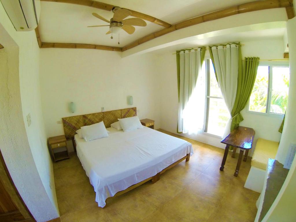 Postel nebo postele na pokoji v ubytování Lanterna Hotel Boracay