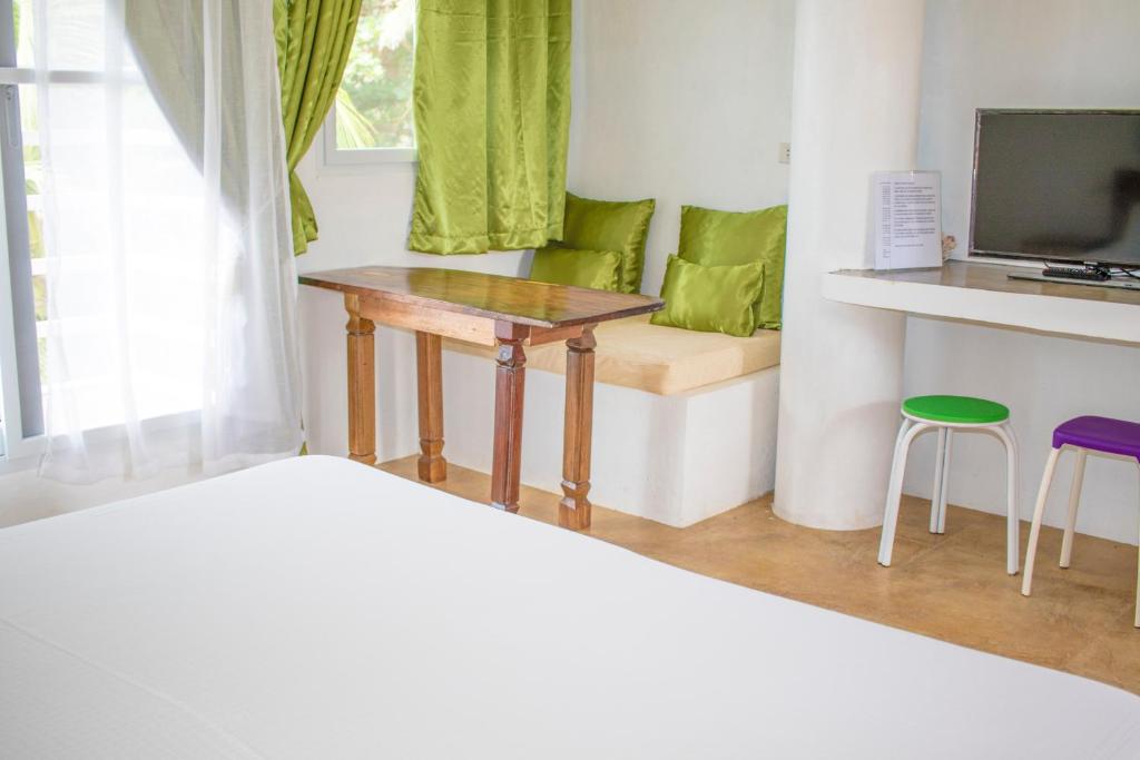 TV a/nebo společenská místnost v ubytování Lanterna Hotel Boracay
