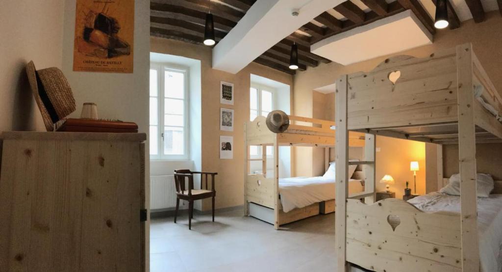a bedroom with two bunk beds and a desk at Auberge de Treigny - Les chambres in Treigny