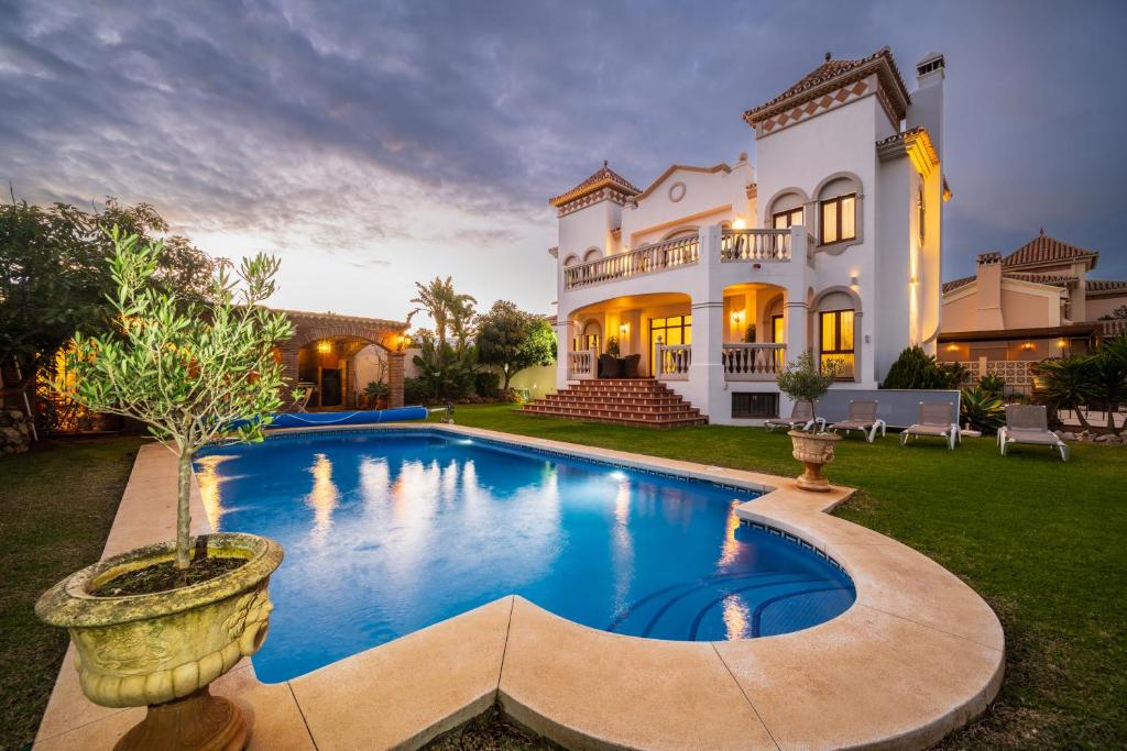 San Pedro 6 bedroom villa, heated pool, BBQ, WiFi