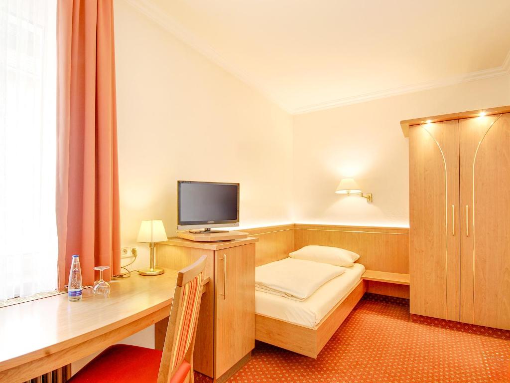 Hotel Kriemhild am Hirschgarten - 1