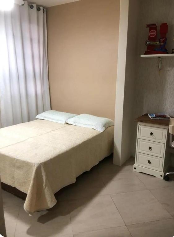 a small bedroom with a bed and a nightstand at Rick estadia in São Gabriel