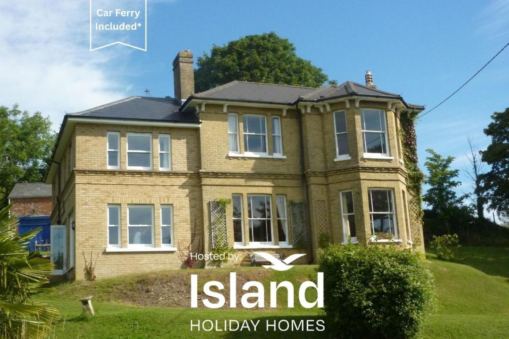 a house with the words island holiday homes at Downedge in Brading