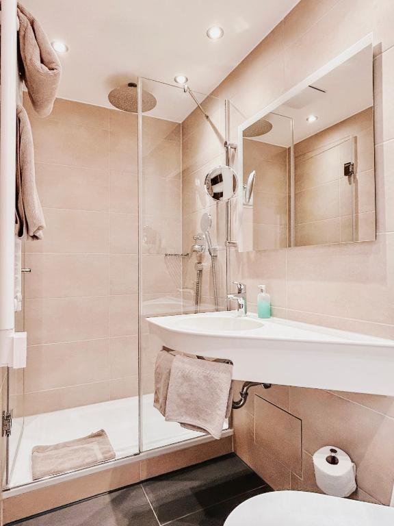 Hotel Kriemhild am Hirschgarten - 3