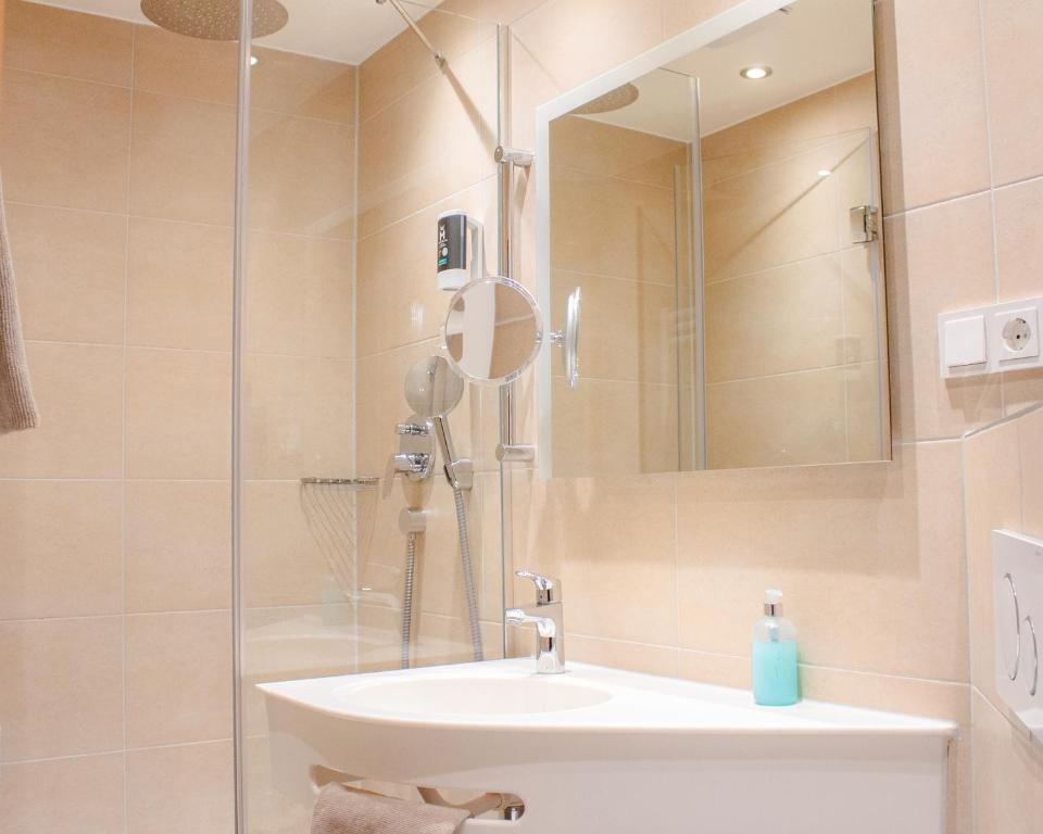 Hotel Kriemhild am Hirschgarten - 4