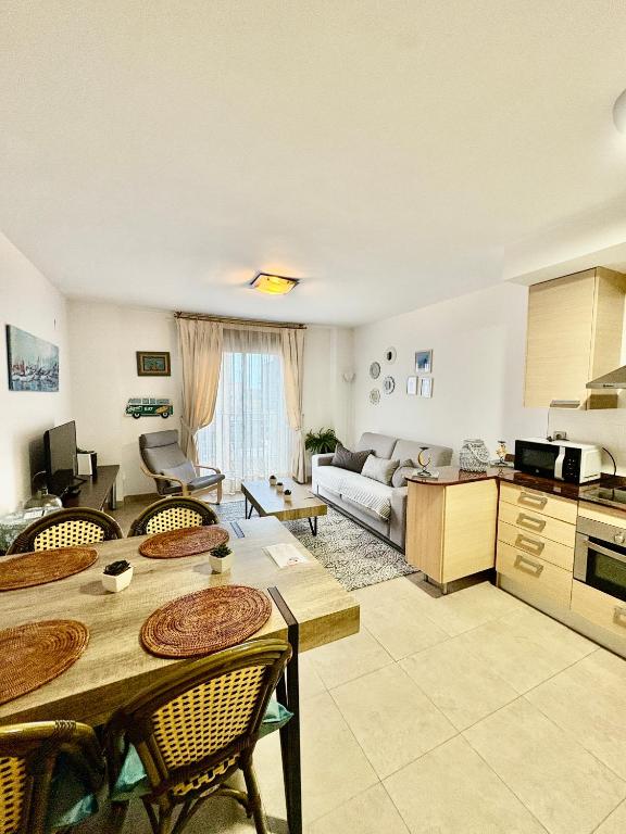 a kitchen and living room with a table and chairs at El Rincón Azul Benicasim centro in Benicàssim