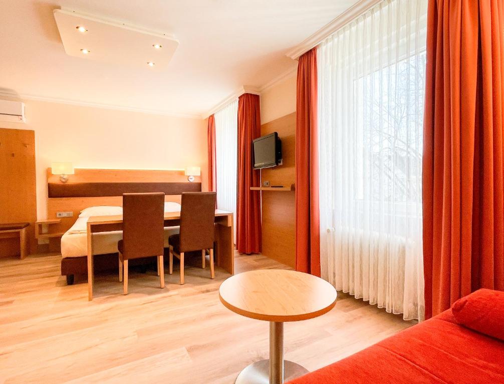 Hotel Kriemhild am Hirschgarten - 8