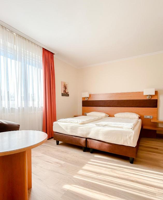 Hotel Kriemhild am Hirschgarten - 5