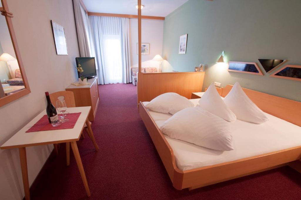 Rúm í herbergi á Hotel Alpenfriede