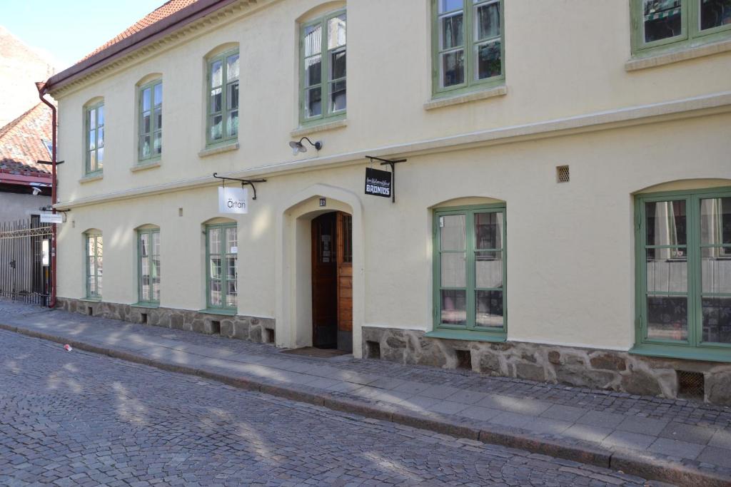 un edificio blanco al lado de una calle en Brunius Bed and Breakfast en Lund