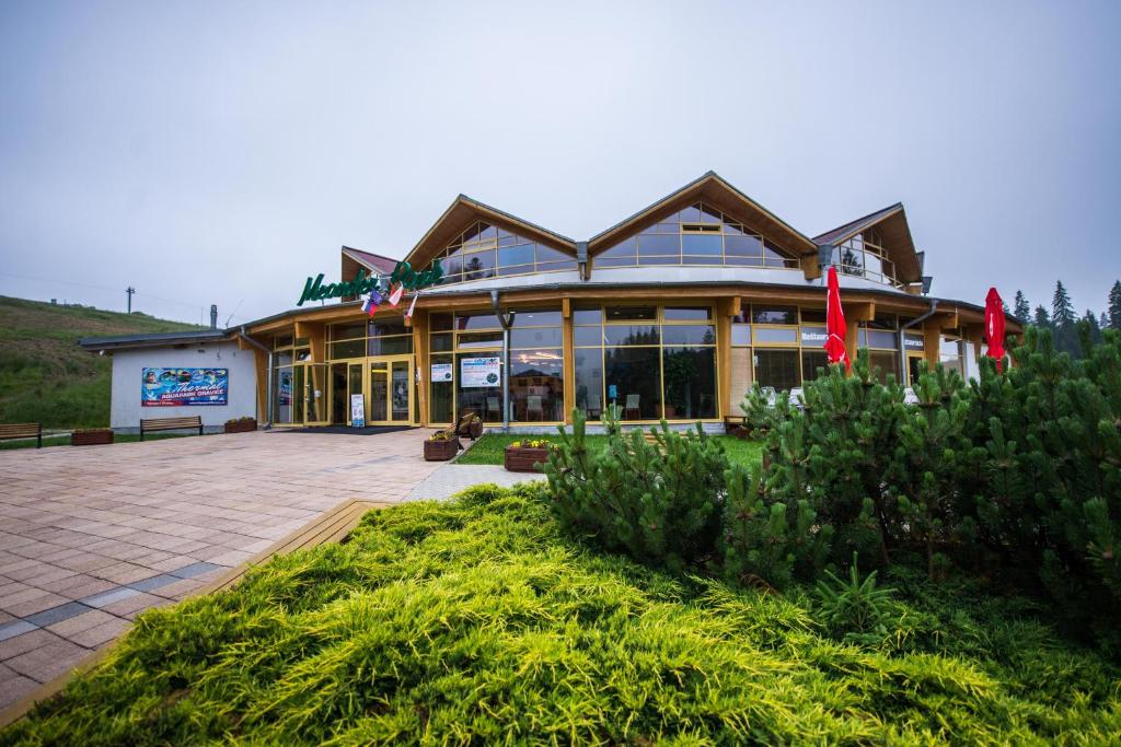 duży budynek z mnóstwem okien w obiekcie MEANDER THERMAL & SKI REZORT ORAVICE w mieście Oravice
