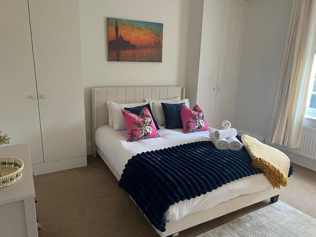 Stylish 1BR Teddington Flat Near Thames River