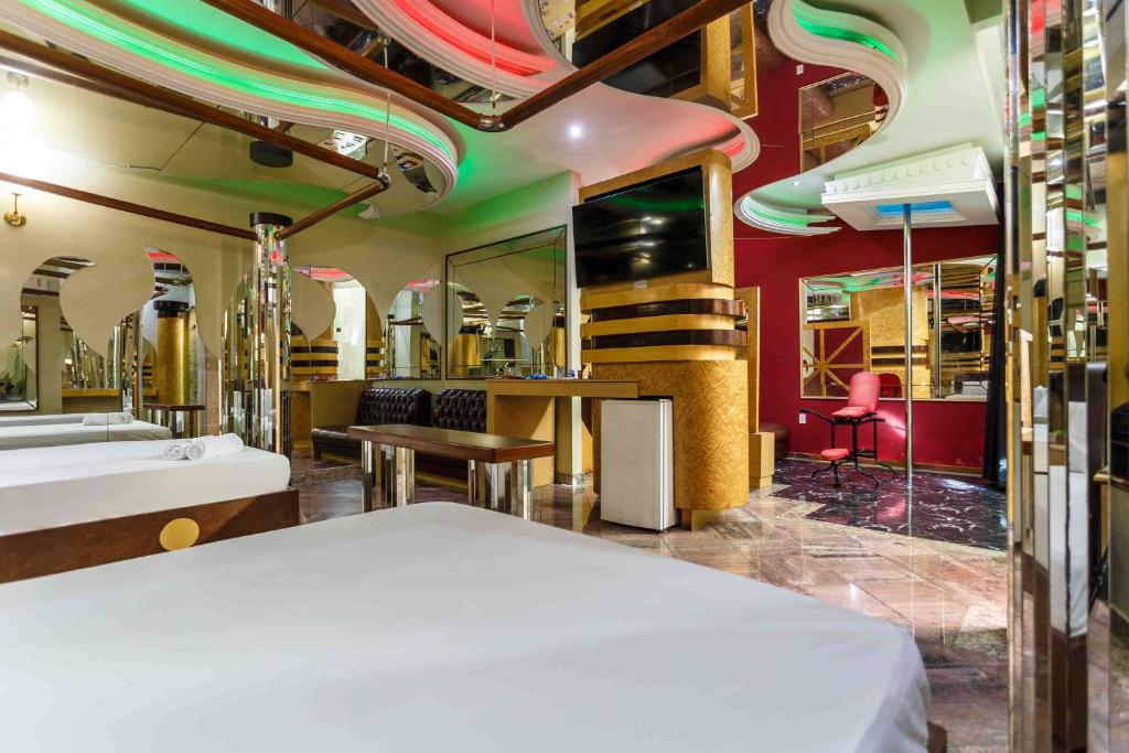 a hotel room with a bed and a bar at Status Motel in Serra