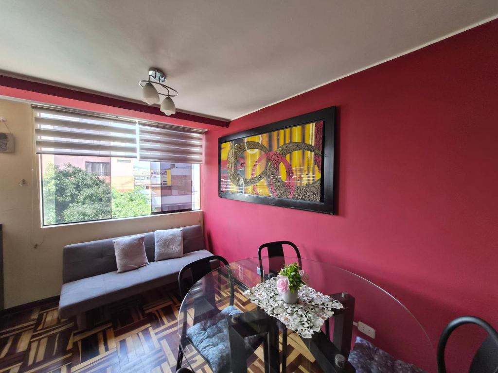 a living room with a couch and a glass table at Apartamento Acogedor, tranquilo y privado in Lima