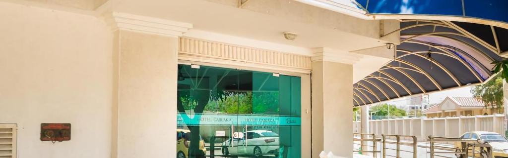 a building with a window with a car in it at Hotel CATAYAR in Santa Marta