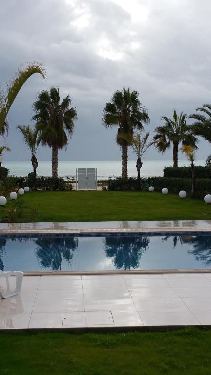 Bazén v ubytování Serenity Villa Mediterranean nebo v jeho okolí