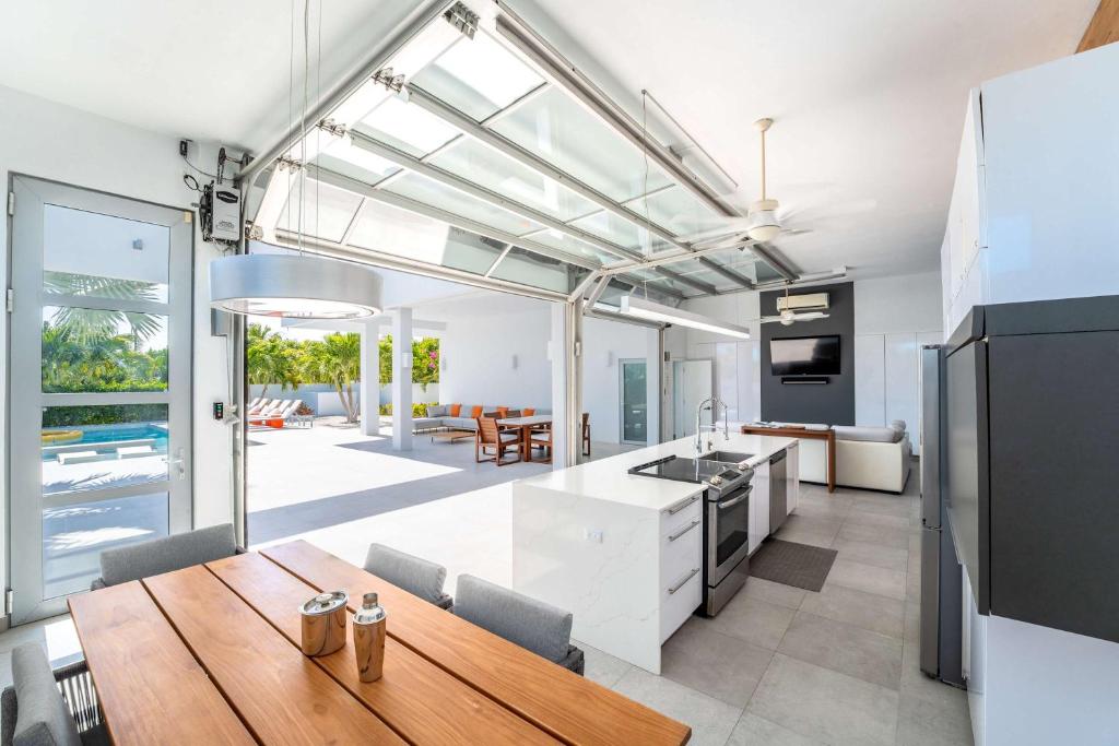 White Villas - Beachside Villa with Pool and Resort Amenities - v1