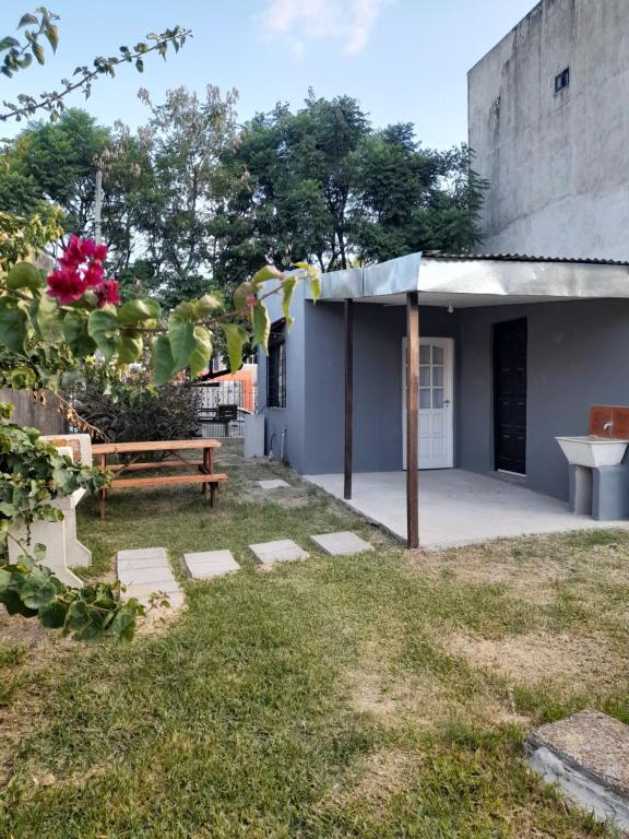 a backyard with a bench and a building at Ave del Paraíso in Colón