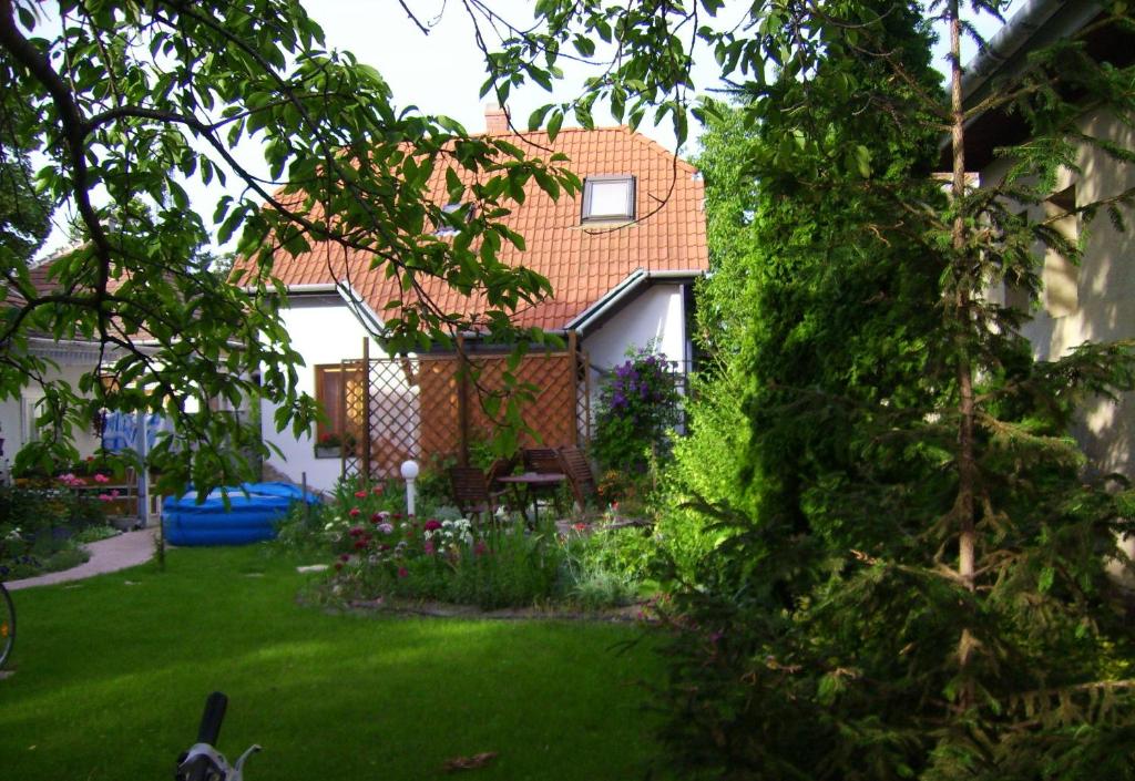 un patio con una casa con césped verde en Lenart House 2, en Siófok