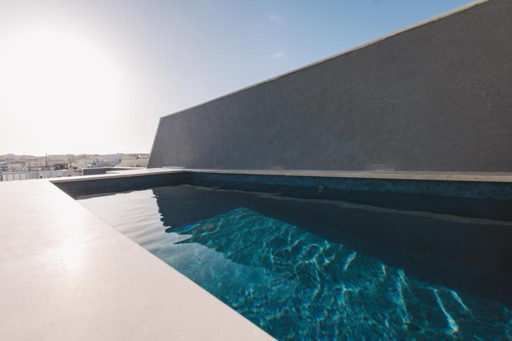 a swimming pool on the side of a building at Seaside Luxury Home with Rooftop Pool in Birżebbuġa