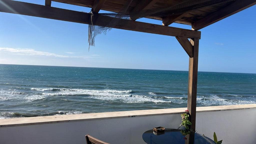 a view of the ocean from a balcony at over the sea in El Morche