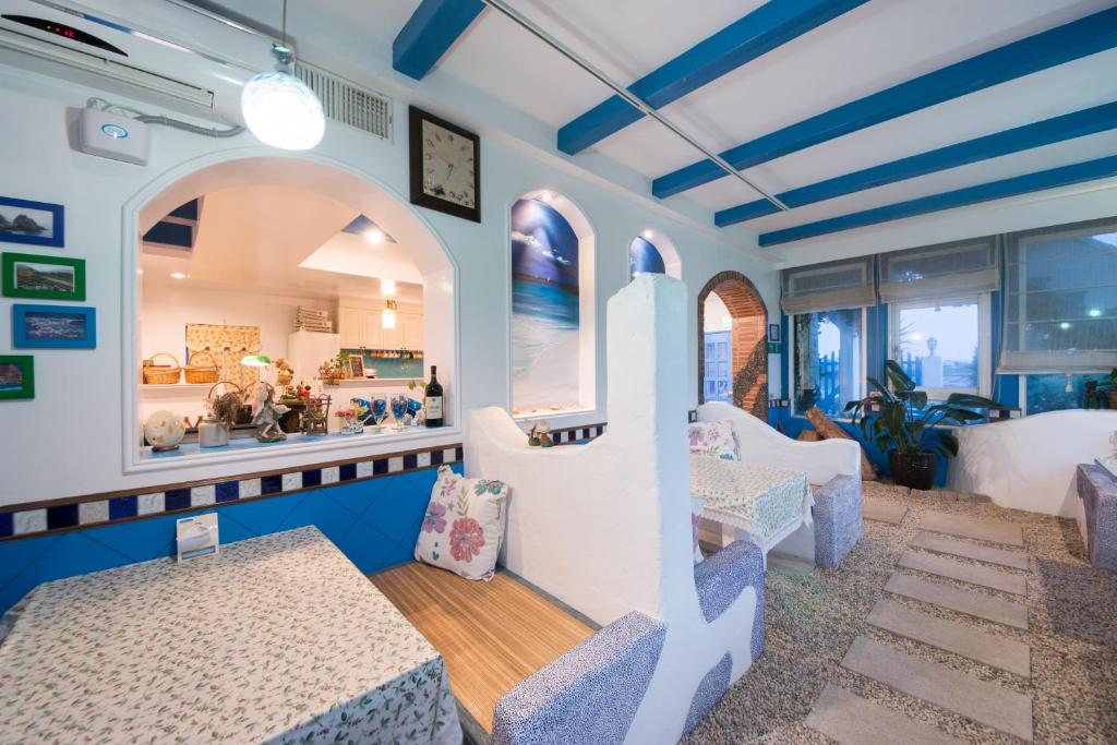 壯圍鄉的住宿－幸福藍星民宿，一间拥有蓝色和白色墙壁及窗户的客房