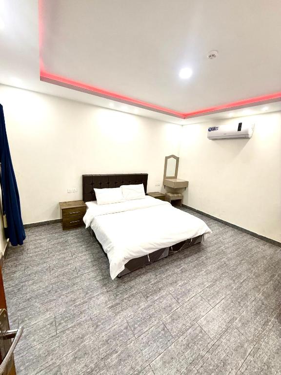a bedroom with a large white bed in a room at شاليهات زارا Zara in Taif