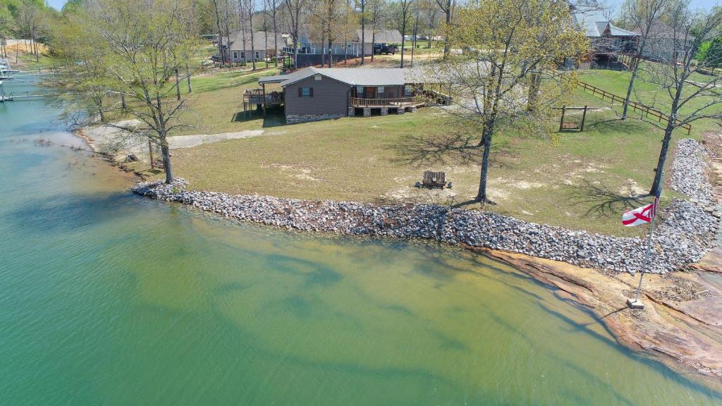 eine Luftaufnahme eines Hauses neben einem Gewässer in der Unterkunft Atkins Point - Private Lot - Easy Access To Water! in Arley