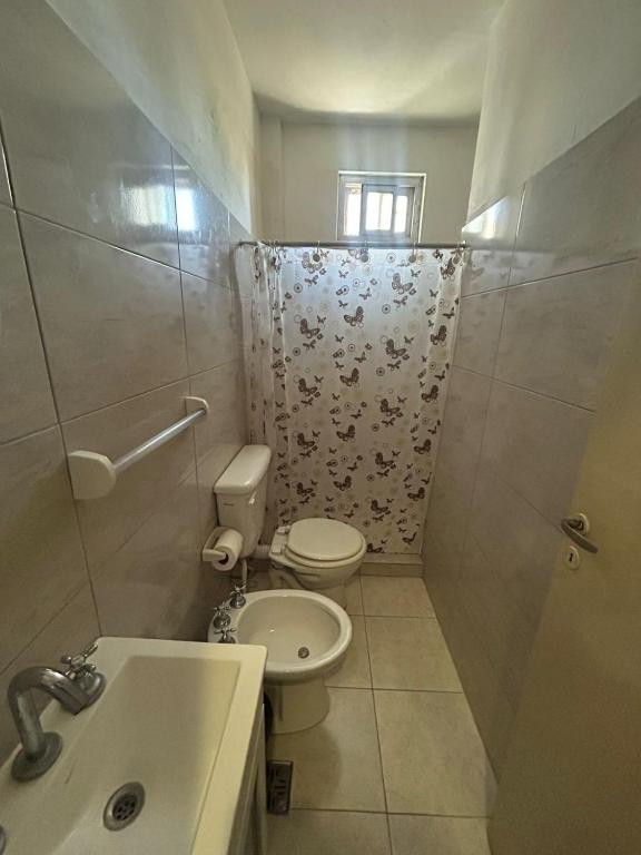 a small bathroom with a toilet and a shower at Monoambiente a 100 m del mar in Necochea