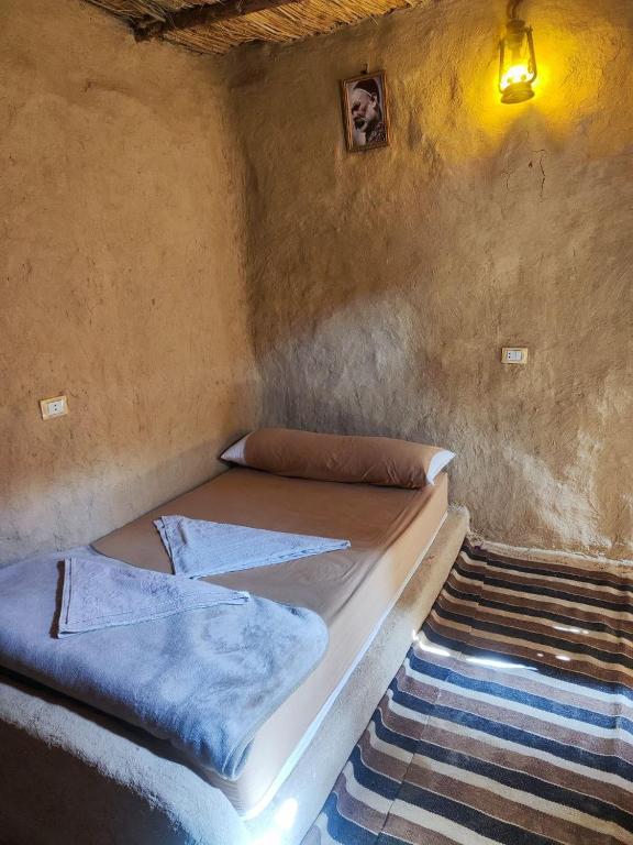 a bedroom with two beds in a room at Historical Mayor's House in Qasr Al Farafirah