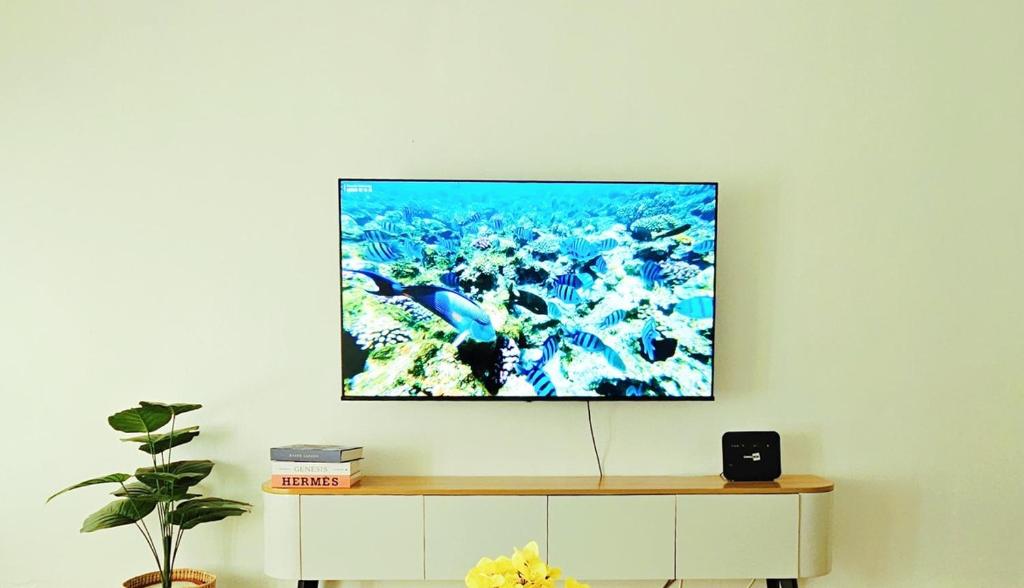TV a/nebo společenská místnost v ubytování Ifè Home