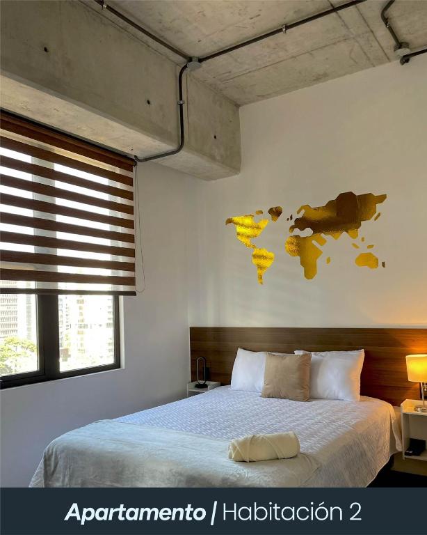 a bedroom with a bed with a map on the wall at Eon 5 - Apartamento en edificio de lujo - Zona 10 de la Ciudad de Guatemala in Estación Pamplona