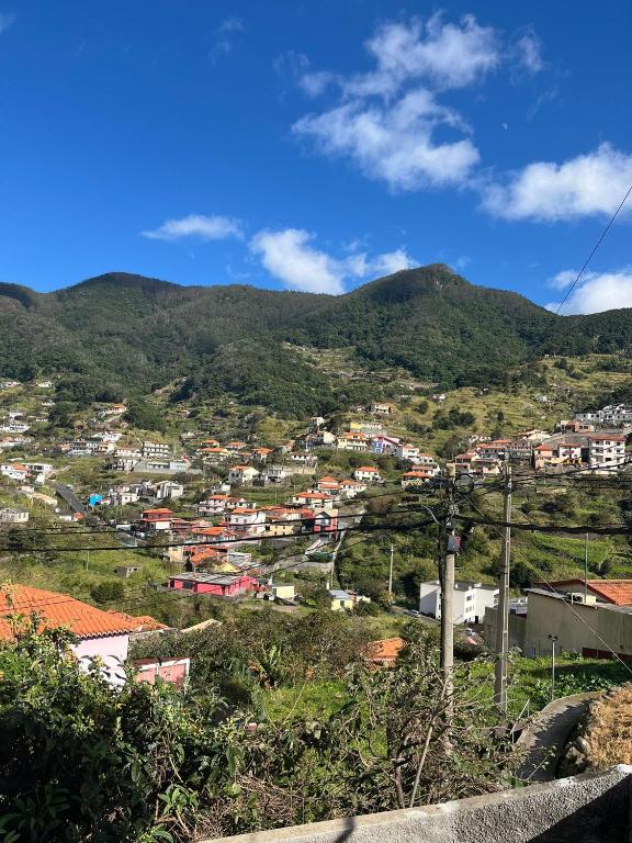 a town on a hill with mountains in the background at Cozy Noia in Machico