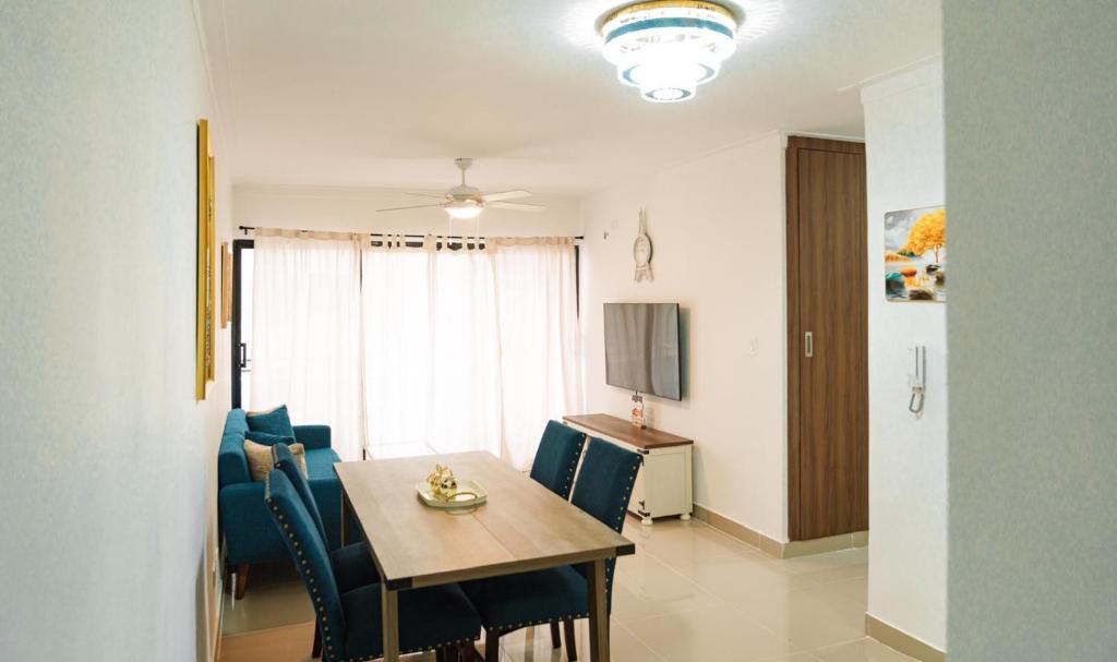a living room with a dining room table and a kitchen at Relaxing & New Retreat 3 bedroom riviera Verde in Santo Domingo
