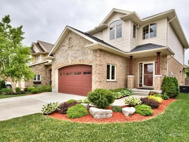 ein Haus mit einer roten Garage im Hof in der Unterkunft The Bards Roost - 3BR King Ensuite Family Friendly in Stratford