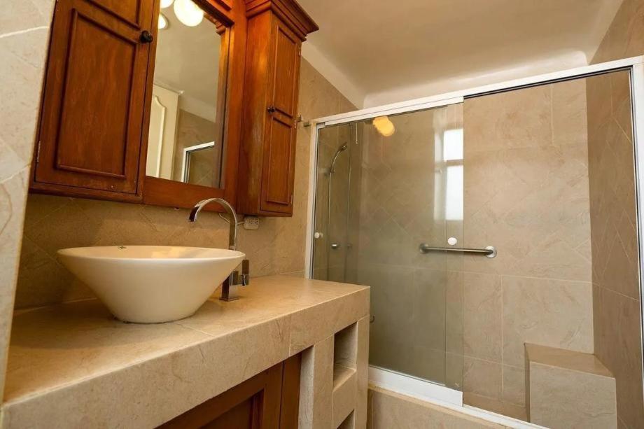 a bathroom with a sink and a shower at Departamento 4 recamaras in Acapulco