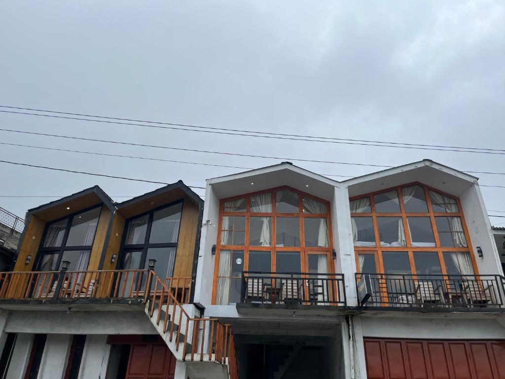a building with windows and balconies on it at Cottage Linggayoni Dieng in Diyeng