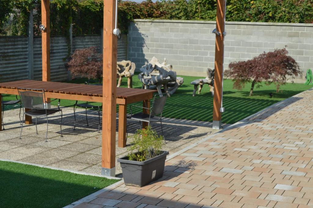 a picnic table in a backyard with a lawn at Appartamenti RHO in Rho