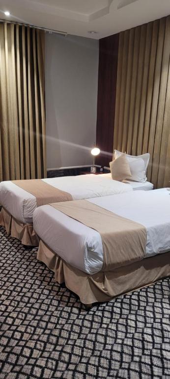 two beds in a hotel room with two bedsvisor at سهول بارك in Riyadh