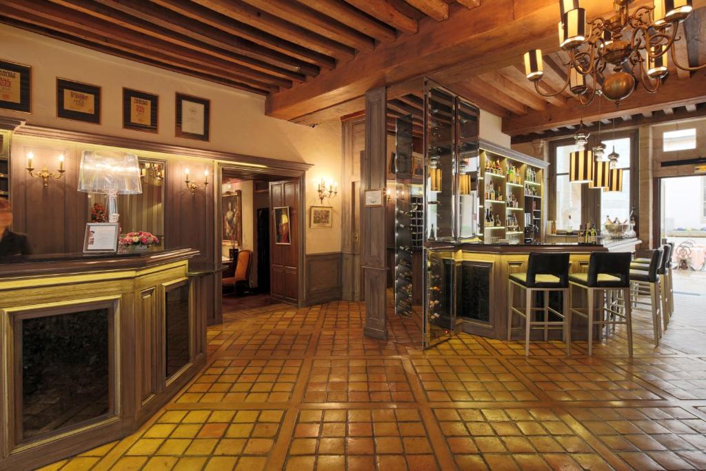 Lounge nebo bar v ubytování Hôtel Le Cep & Spa
