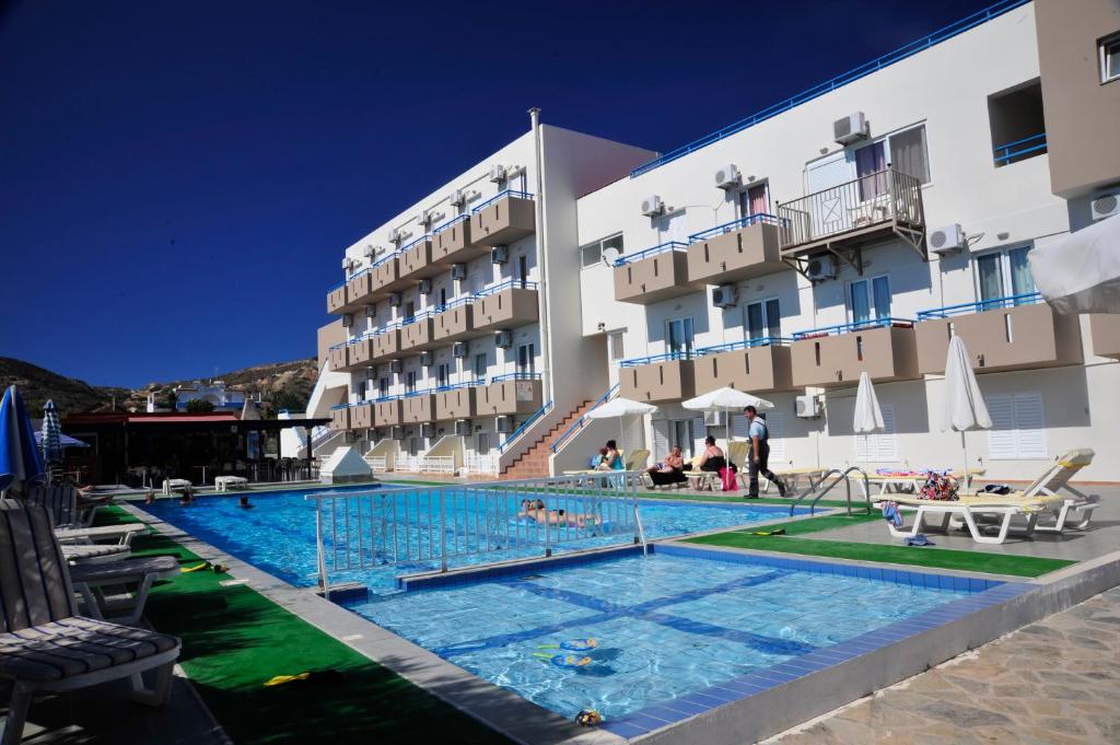 Bazén v ubytování Hotel Athinoula nebo v jeho okolí