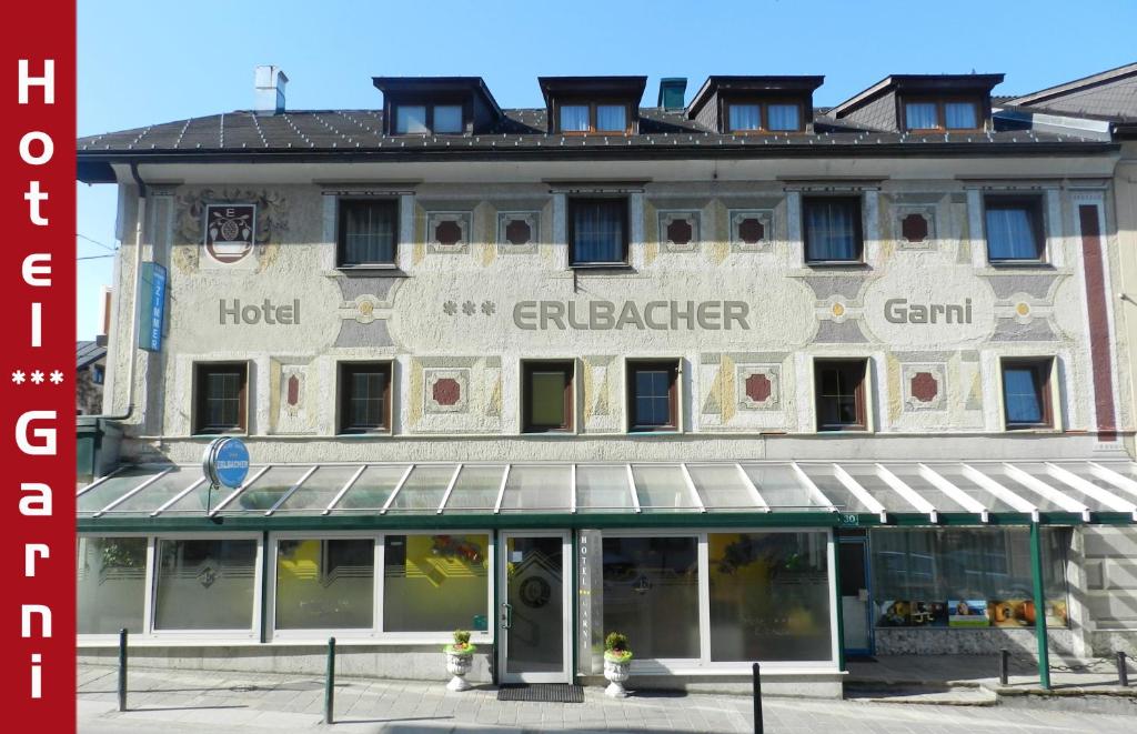 un bâtiment avec un panneau à l'avant dans l'établissement Hotel Garni Erlbacher, à Schladming