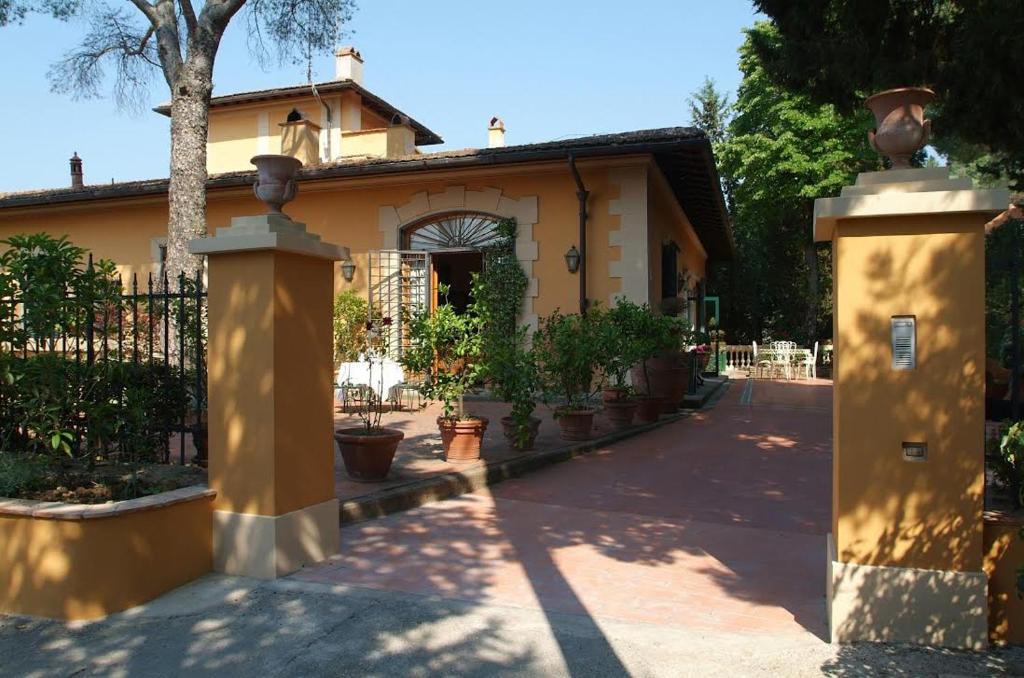 uma casa com um portão em frente a uma entrada em Villa Olimpia em Sesto Fiorentino