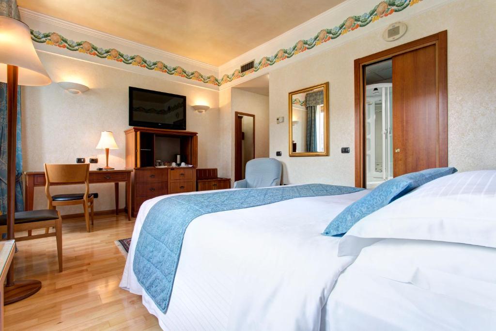 Postel nebo postele na pokoji v ubytování Hotel Firenze