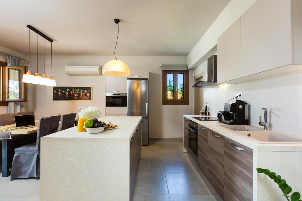 Kuchnia lub aneks kuchenny w obiekcie Kallisti Villas, Family Paradise, By ThinkVilla